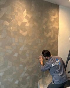 Luuk brengt renovlies behang met print aan