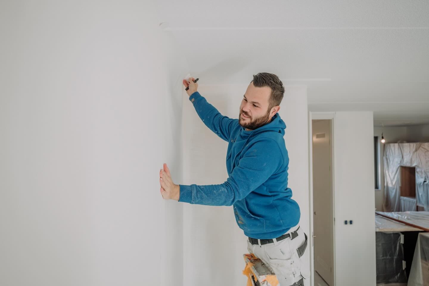 Renovlies behanger, hangt renovlies behang