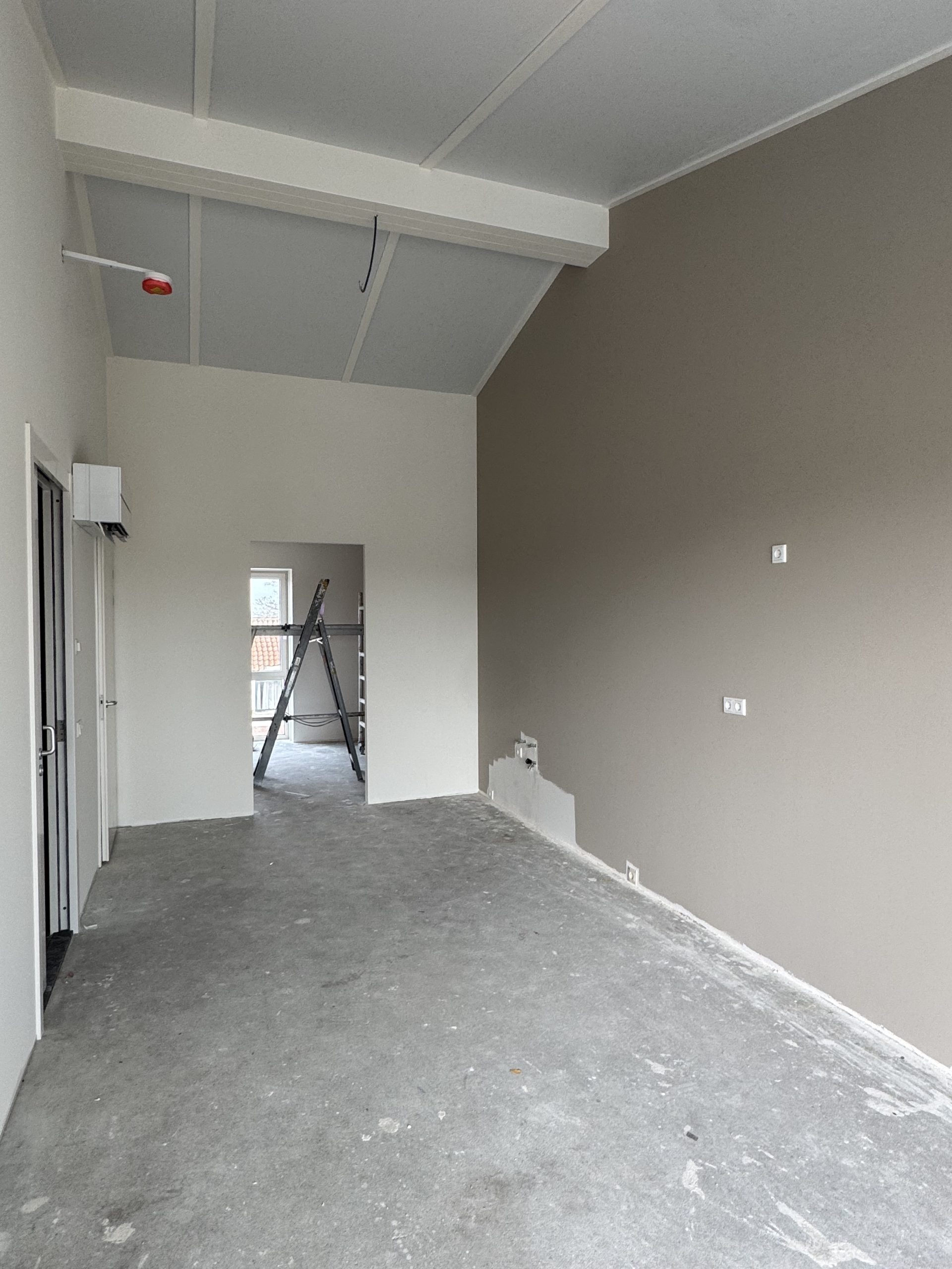Wandafwerking met schilderwerk in Oud-Vossemeer