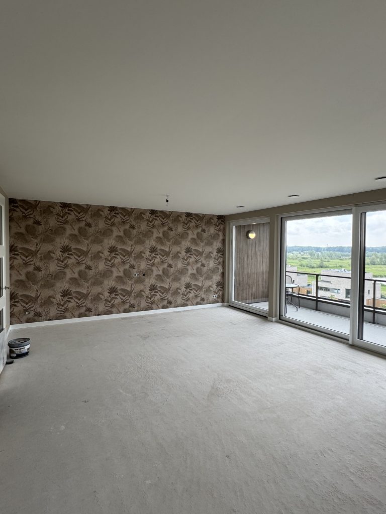 renovlies behang met print in de woonkamer