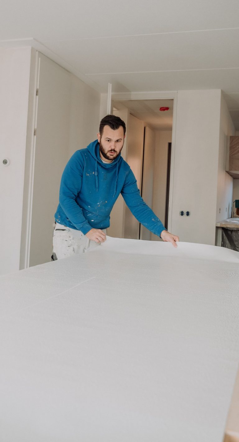 Renovlies behanger aan het werk