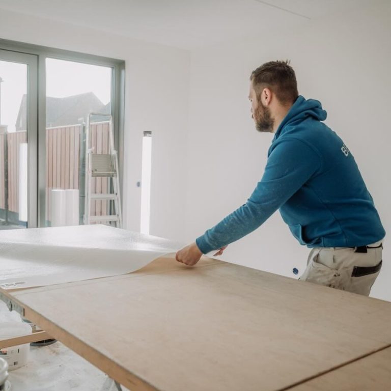 Behangwerk snijdt renovlies behang