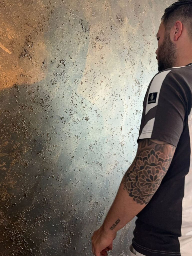 Het aanbrengen van decoratief stucwerk