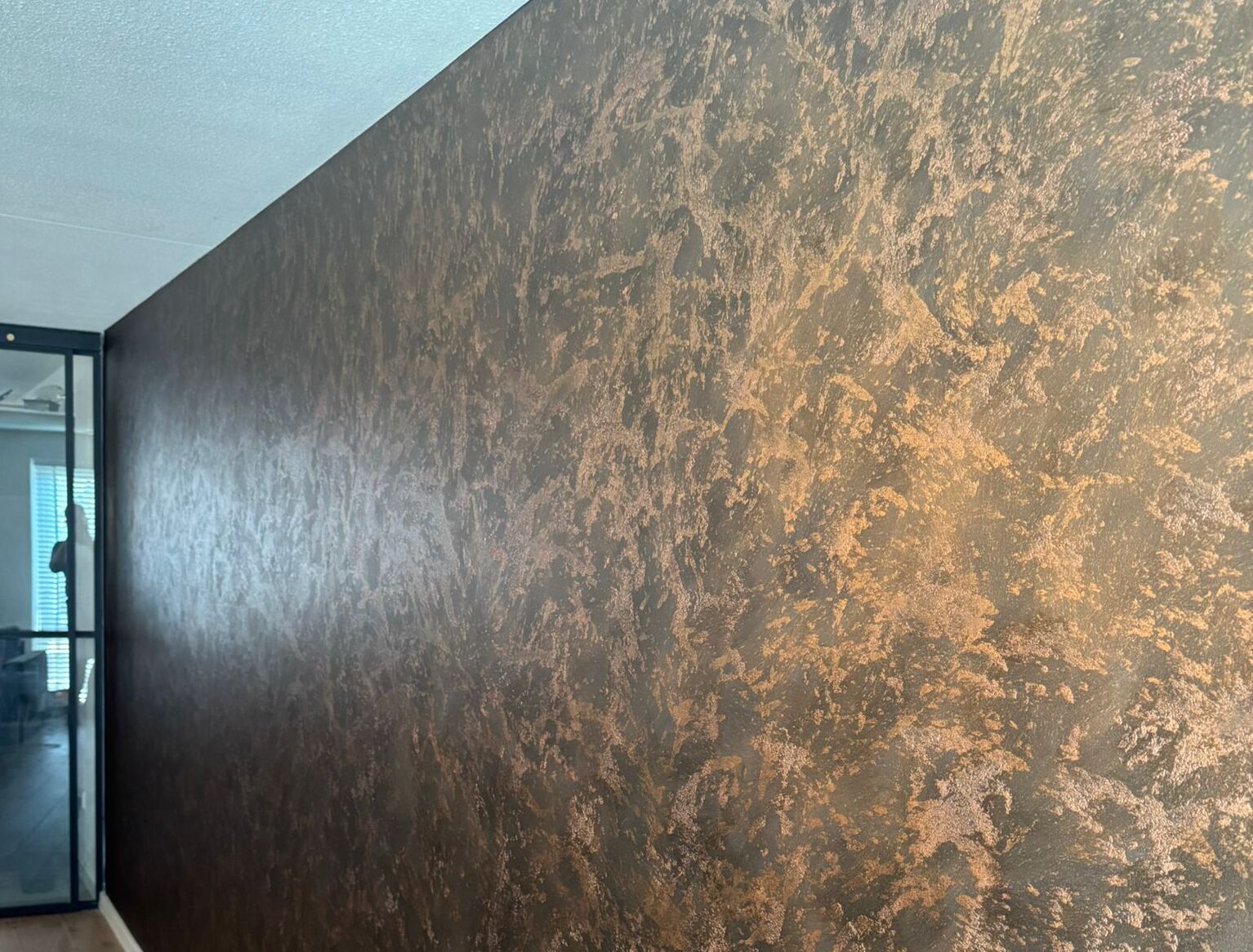 Decoratief stucwerk door Behangwerk
